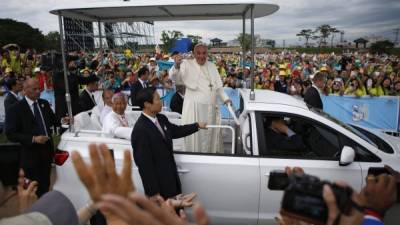 El papa Francisco saluda a su llegada a una conferencia para la juventud católica en Corea del Sur.