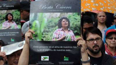 En París también condenaron el crimen contra Berta Cáceres.