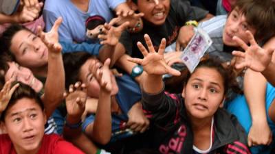 Los niños también participan en el 'vito de dinero' como le llaman a esta actividad.