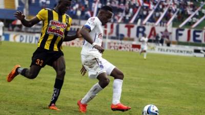 Harlington Gutiérrez en un partido con el Olimpia marcando a Romell Quioto.