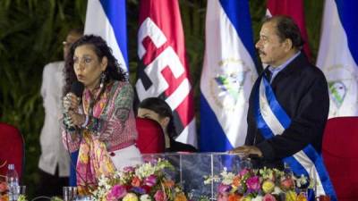 En la imagen, la vicepresidenta de nicaragua Rosario Murillo (i), habla junto a su esposo el presidente de nicaragua Daniel Ortega (d). EFE/Archivo