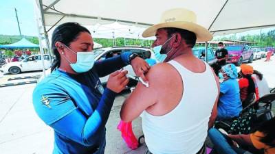 Un capitalino recibe la segunda dosis en el Campo de Parada Marte.