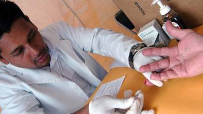 En el Mario Rivas realizan pruebas rápidas gratuitas y confidenciales. Médico le hace examen a un paciente.