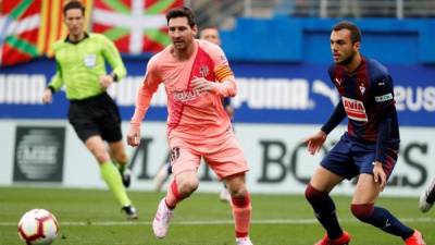 El centrocampista del Eibar, Joan Jordán (d), lucha un balón con el delantero argentino del Barcelona, Lionel Messi. Foto EFE.