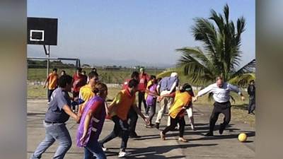 Los dos senadores Timothy Kaine (demócrata), John Cornyn (republicano), compartieron un juego de fútbol en el sector de Chamelecón.