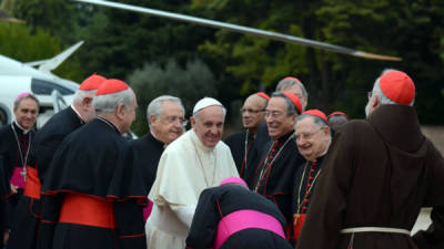 El papa Francisco (c), a su llegada al Instituto Seráfico de Asís, una institución que cuida de niños discapacitados y enfermos, en Asís, Italia. En la imagen junto a varios cardenal entre ellos el hondureño, Óscar Andrés Rodríguez. EFE