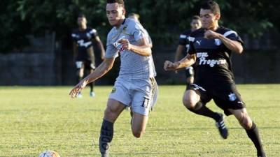 Ángel Tejeda enfrentó a su ex equipo Honduras Progreso. En la imagen va a la disputa del balón con Luis Alvarado. Foto Delmer Martínez