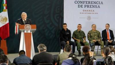 El presidente de México, Andrés Manuel López Obrador, habla este viernes durante su conferencia de prensa matutina en la ciudad de Oaxaca (México). El mandatario mexicano dijo este viernes que se liberó a Ovidio Guzmán, hijo de Joaquín 'el Chapo' Guzmán, poco después de ser arrestado en la mexicana Culiacán para evitar poner en peligro 'las vidas de las personas'. EFE/Daniel Ricardez.