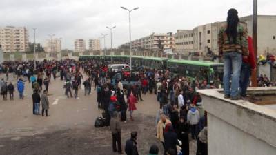 Los rebeldes evacúan la ciudad en decenas de autobuses, junto con sus armas y sus familias.