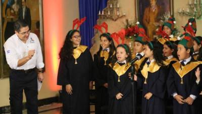 El presidente Juan Orlando Hernández junto al coro de la Intercontinental School.