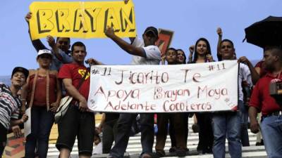 La familia de Brayan Moya en las graderías del estadio Nacional. Fotos Juan Salgado