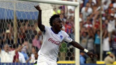 Alberth Elis celebrando un gol con el Olimpia.