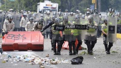 Policías y militares lanzaron gases para dispersar a los manifestantes que hoy salieron a las calles. Fotos AFP