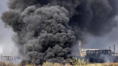 El humo sale de una refinería de petróleo en Lysychansk, a unos 120 km al norte de Donetsk.