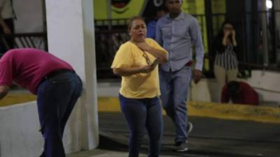 Familiares del vendedor de carros acribillado en San Pedro Sula llegaron a la escena.