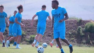 Elmer Güity compartió esta fotografía en sus redes sociales en la que aparece entrenando con el club de Bosnia.