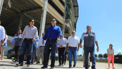 El alcalde Armando Calidonio y Reynaldo Sánchez, ministro de la Presidencia, en un recorrido por el Olímpico.