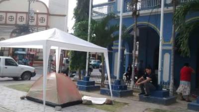 Tres manifestantes iniciaron una huelga este día en La Ceiba.