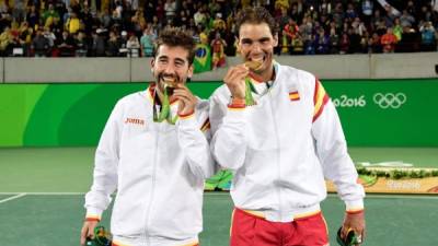 Rafa Nadal y Marc López posando con sus medallas de oro. Foto AFP