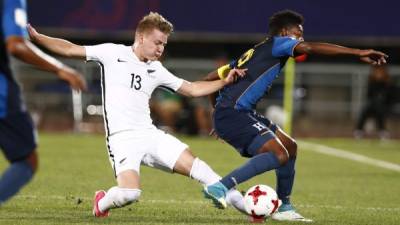 El neozelandés James Mcgarry lucha por el balón con el hondureño Douglas Martinez durante el partido que enfrentó a Honduras y Nueva Zelanda en la fase de grupos del Mundial Sub-20 que se celebra en Cheonan. EFE