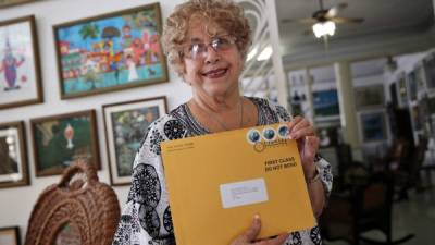 HAB04. LA HABANA (CUBA), 17/03/2016.- Ileana Yarza, la cubana de 76 años, que recibió esta tarde una carta del presidente Barack Obama, posa con ella hoy, jueves 17 de marzo de 2016, en su casa en La Habana (Cuba). La cubana que recibió hoy una carta del presidente Obama enviada en el vuelo inaugural del restablecido servicio de correo directo entre EE.UU. y Cuba, dijo a Efe que siente que 'ha entrado en la historia' gracias al mandatario, al que espera conocer durante su visita a la isla. EFE/Alejandro Ernesto