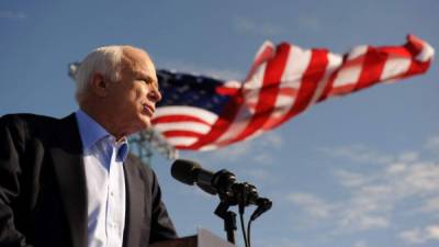 El senador y excandidato presidencial estadounidense, John McCain, un héroe de guerra reconocido por su capacidad negociadora en un Estados Unidos cada vez más dividido, murió el sábado a los 81 años por un cáncer cerebral del que había sido diagnosticado el año pasado.