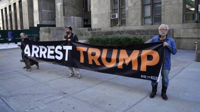 Manifestantes anti Trump piden su arresto frente a la torre del magnate en Nueva York.