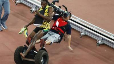 Usain Bolt ganó los 200 metros pero alguien lo tumbó en Pekín-2015.