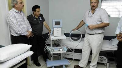 Alfredo Hawit junto a Óscar Benítez presentaron la máquina. Fotos Neptalí Romero