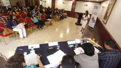 Momento en que un estudiante de Atlántida disertaba sobre la educación vial ante el público presente en un hotel de San Pedro Sula. Foto: Wendell Escoto