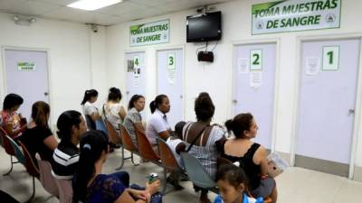 Los derechohabientes esperan en los laboratorios con la esperanza de ser atendidos.