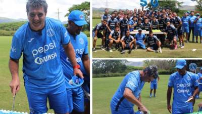 Diego Vázquez celebró su cumpleaños 50 con los jugadores y cuerpo técnico del Motagua, quienes lo sorprendieron y le gastaron una bromita.Fotos - Twitter @MOTAGUAcom