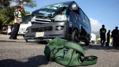 El bus quedó dañado tras el impacto.