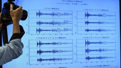 El director de la división de observación de terremotos y tsunamis de la Agencia Meteorológica de Japón, Gen Aoki, habla a medios de comunicación este jueves 8 de septiembre, mientras muestra en una pantalla el sitio de una explosión en Corea del Norte, en Tokio (Japón). EFE