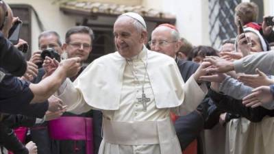 El papa Francisco aconsejó a los 'trepas' que vayan a 'hacer alpinismo', porque 'es más sano', en vez de entrar en la Iglesia. EFE