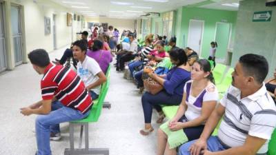 Pacientes en la sala de espera de emergencia interna del hospital. foto: amílcar izaguirre