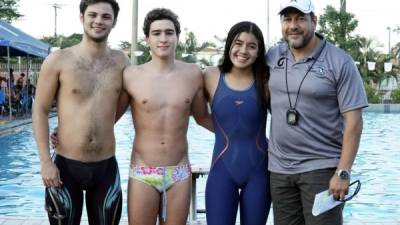 Alfonso Durán, Alejandro Panting y Michell Ramírez junto al entrenador “Coro” Gonzáles.