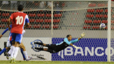 Honduras goalkeeper Brayan Bechkeles (R) is scored on by Costa Rica's Giancarlo Gonzalez (out of frame) during their UNCAF Central American Cup final football match in San Jose, Costa Rica, on January 27, 2013. AFP PHOTO/ Rodrigo ARANGUA
