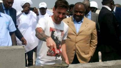 Messi y el presidente de Gabón en el protocolo de la primera piedra.