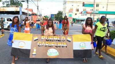 Marcha garífuna en la primera calle.