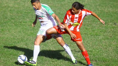 Aldo Oviedo, del Vida, marca a Rigoberto Padilla, del Platense.