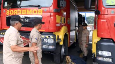 Bomberos se preparan en la estación de Prado Alto para salir a cubrir una emergencia. Foto: Amílcar Izaguirre.