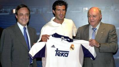 Florentino Pérez en la presentación de Luis Figo junto a Alfredo Di Stéfano.