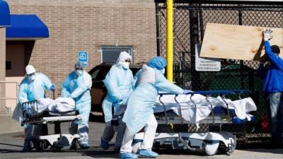 Las funerarias de Nueva York están desbordadas, los camiones refrigerados se estacionan frente a los hospitales para recibir cadáveres, y un concejal neoyorquino revela un plan de emergencia para hacer entierros temporarios en un parque de la ciudad que el lunes registraba 3,485 muertos por el coronavirus.