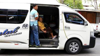 La mayor parte de ancianos denuncian a diario los malos tratos en el transporte público.