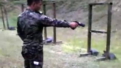 La fotografía evidencia el momento en que el militar le dispara al animal.