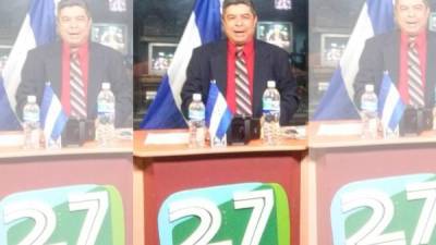 El periodista Carlos Fernández en su programa televisivo.