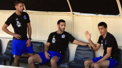 Guillermo Chavasco junto a Martín Bonjour y Emiliano Bonfigli antes de un partido contra el Vida en La Ceiba.