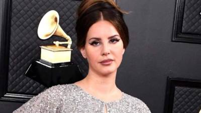 Lana del Rey se metió en sendos problemas al tratar de defender su música.