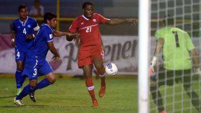 El canadiense Cyle Larin es marcado por el salvadoreño Roberto Domínguez. Foto AFP